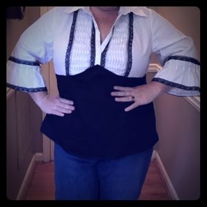 Collared blouse with romantic cuff